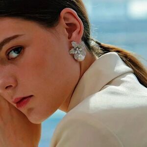 Statement stud earrings N110